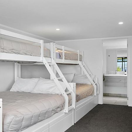 Acacia Bay Bach - Views, Spa & Serenity - Таупо Екстериор снимка