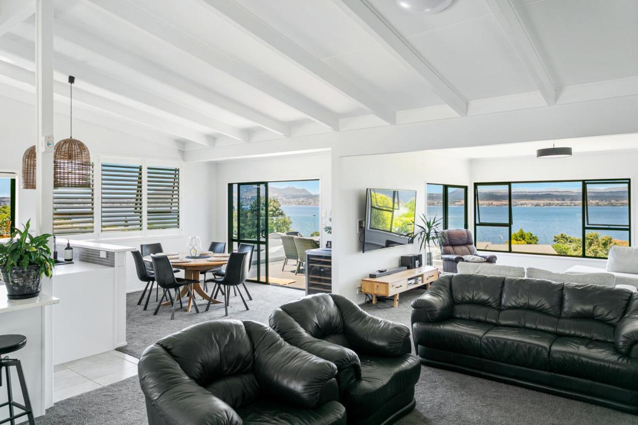 Acacia Bay Bach - Views, Spa & Serenity - Таупо Екстериор снимка